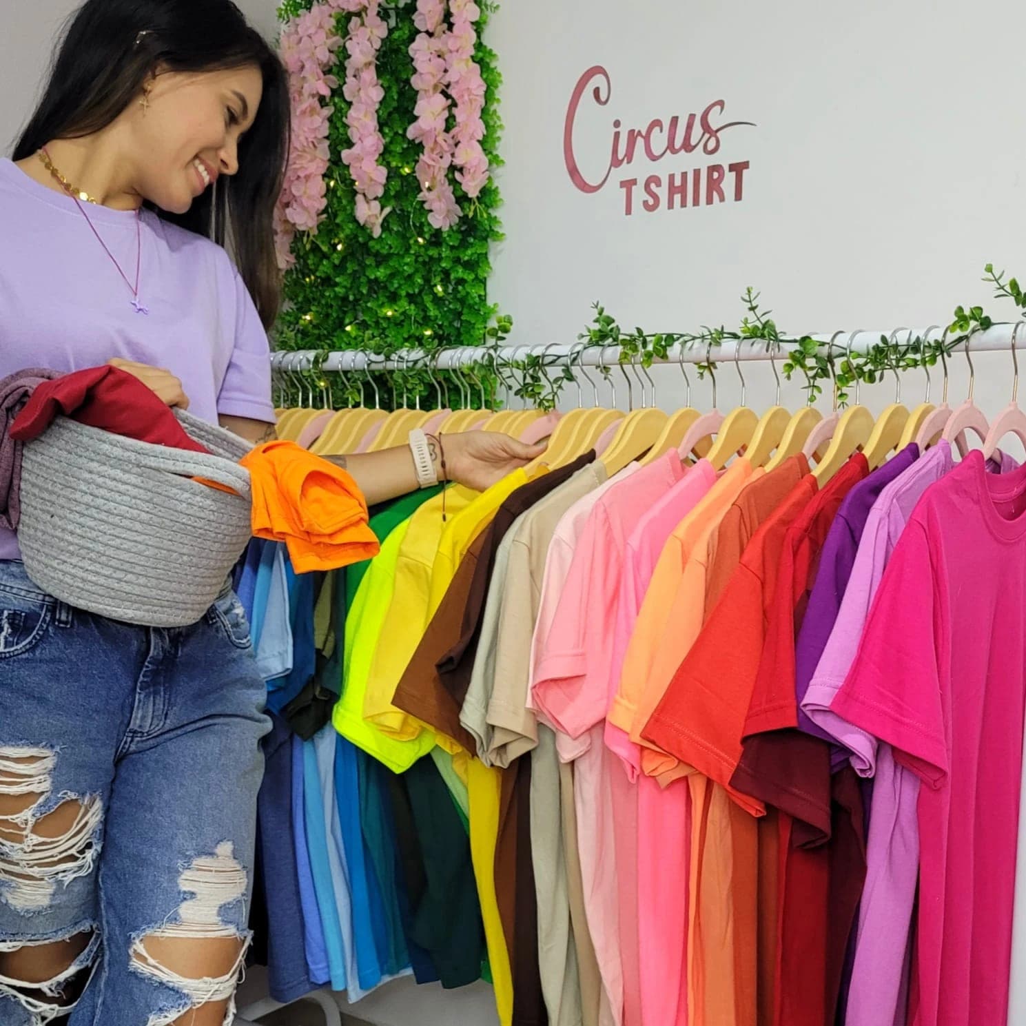 Perchero con camisetas lisas de muchos colores en la tienda Circus T-Shirt