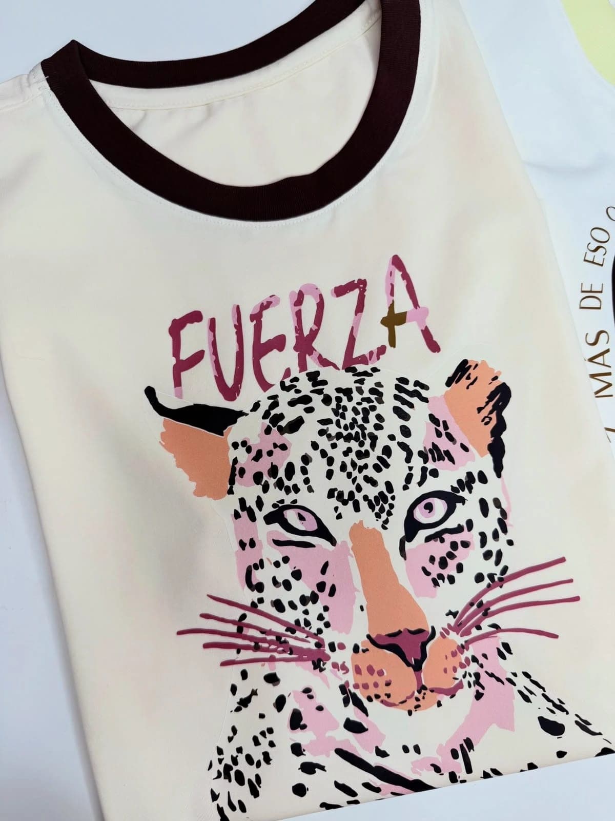 Camiseta crudo con leopardo rosado y la palabra Fuerza, cuello en contraste