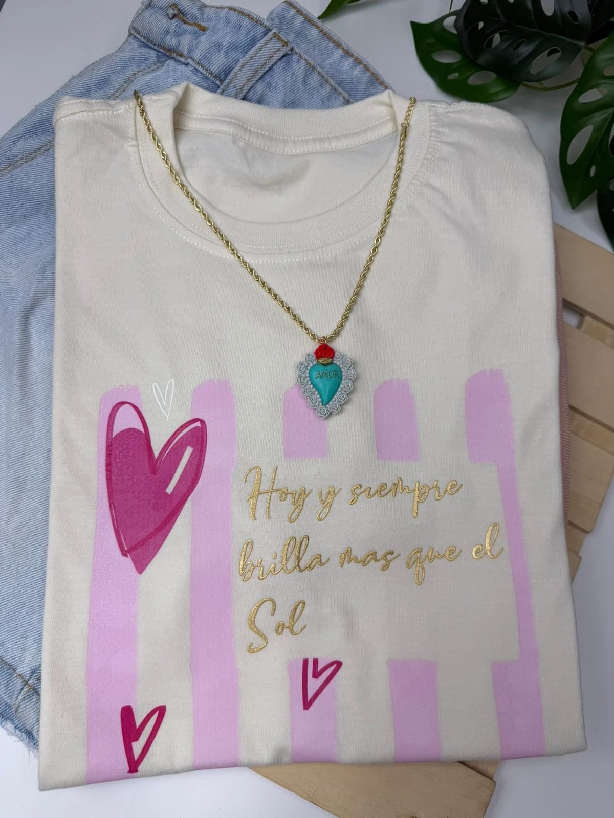 Camiseta crudo con rayas rosadas, corazón y frase en dorado