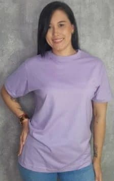 Modelo con camiseta lila silueta unisex oversized talla M