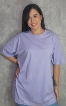 Modelo con camiseta lila silueta unisex oversized talla XL