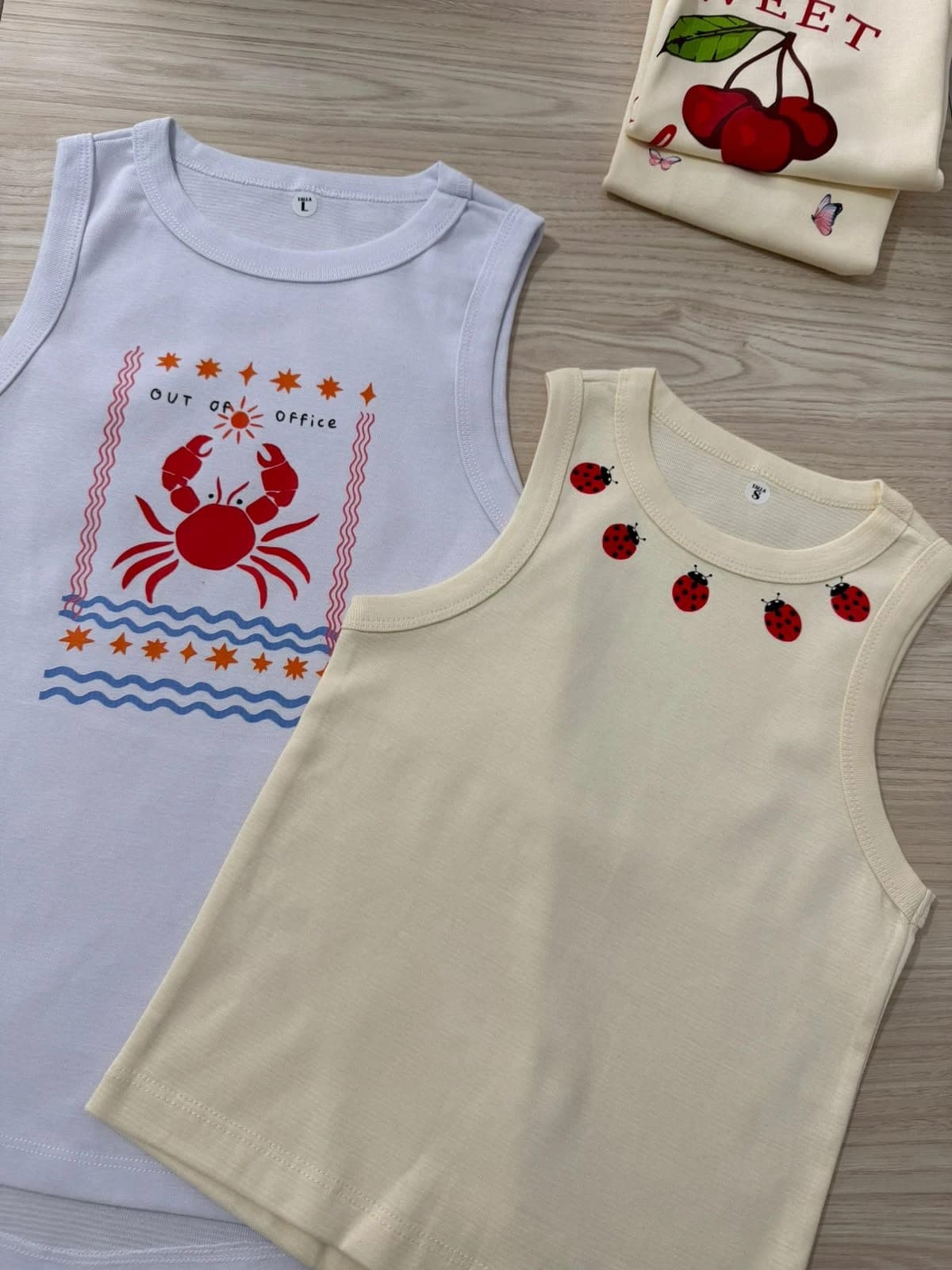Tank tops estampados Out of office y mariquitas