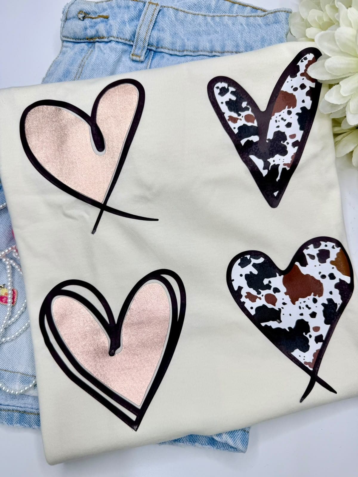 Camiseta crema con cuatro corazones en foil y animal print