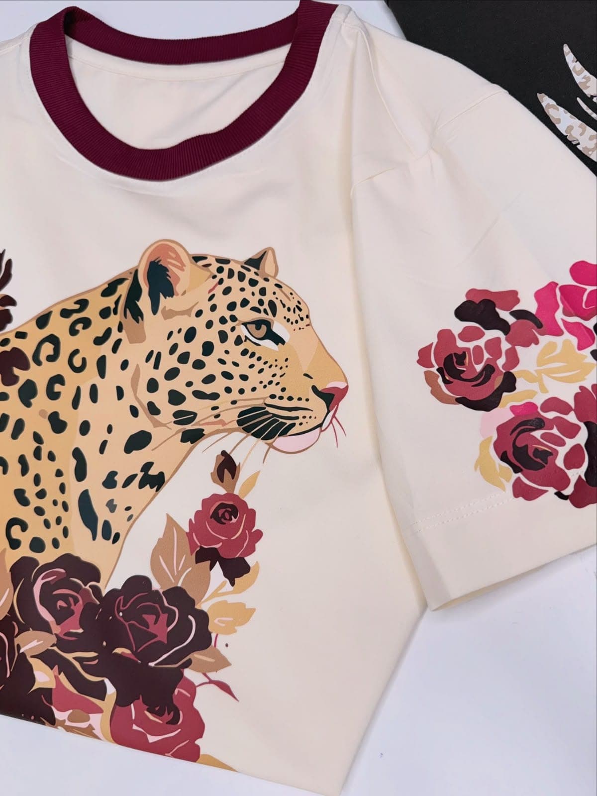 Camiseta crema con cuello vino, jaguar y rosas