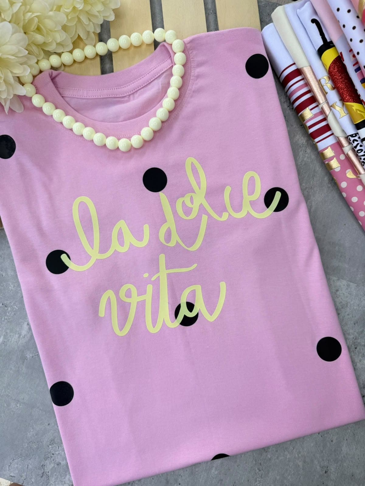 Camiseta rosada de lunares con la frase la dolce vita