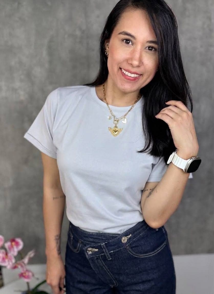 Modelo sonriendo con camiseta azul claro de Dulce encanto