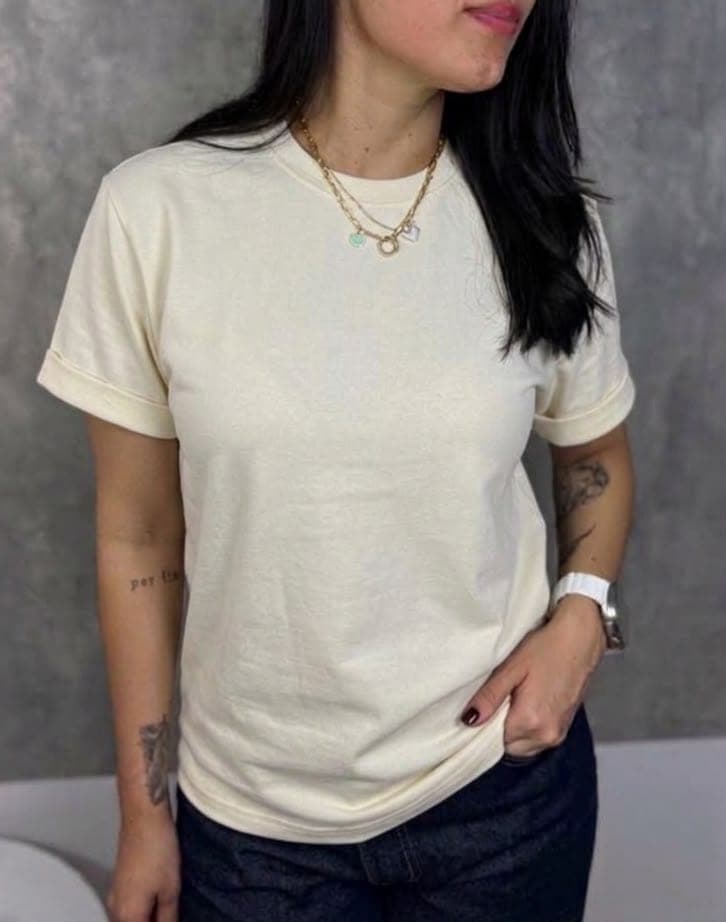 Modelo con camiseta crema de Dulce encanto