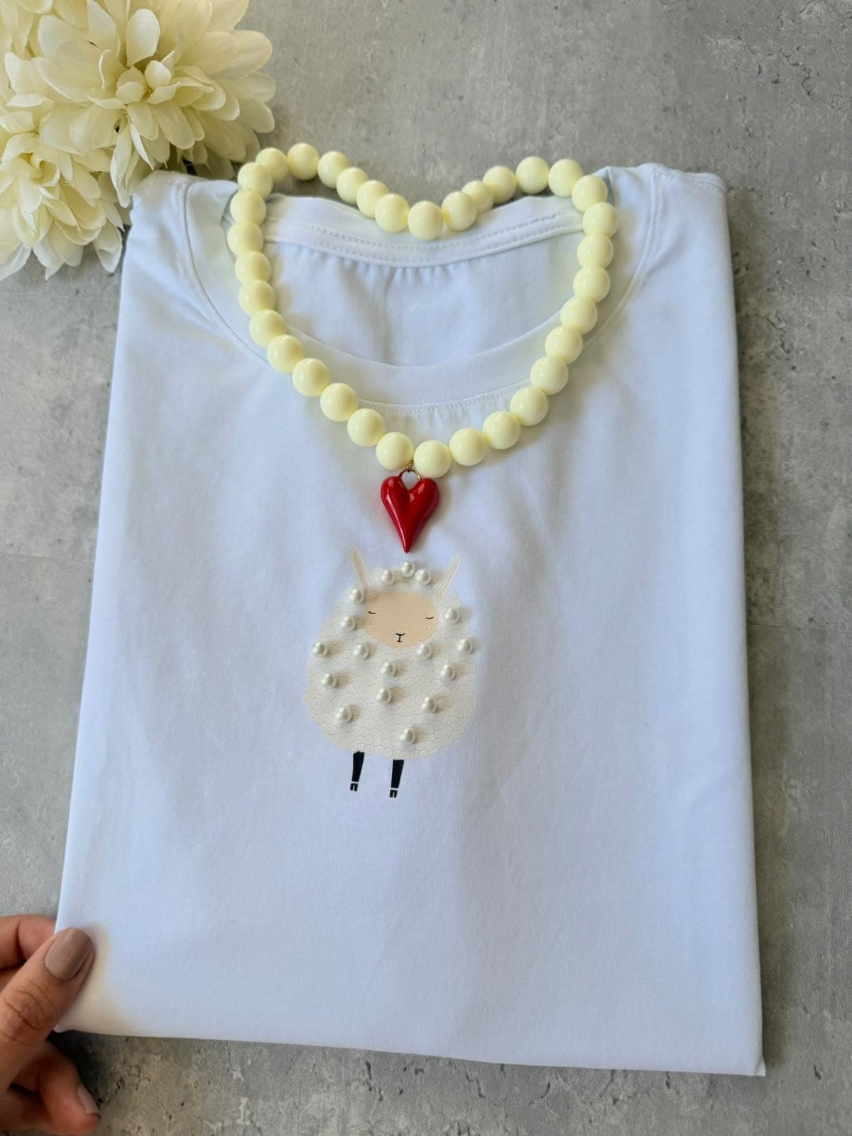 Camiseta blanca con ovejita de perlas