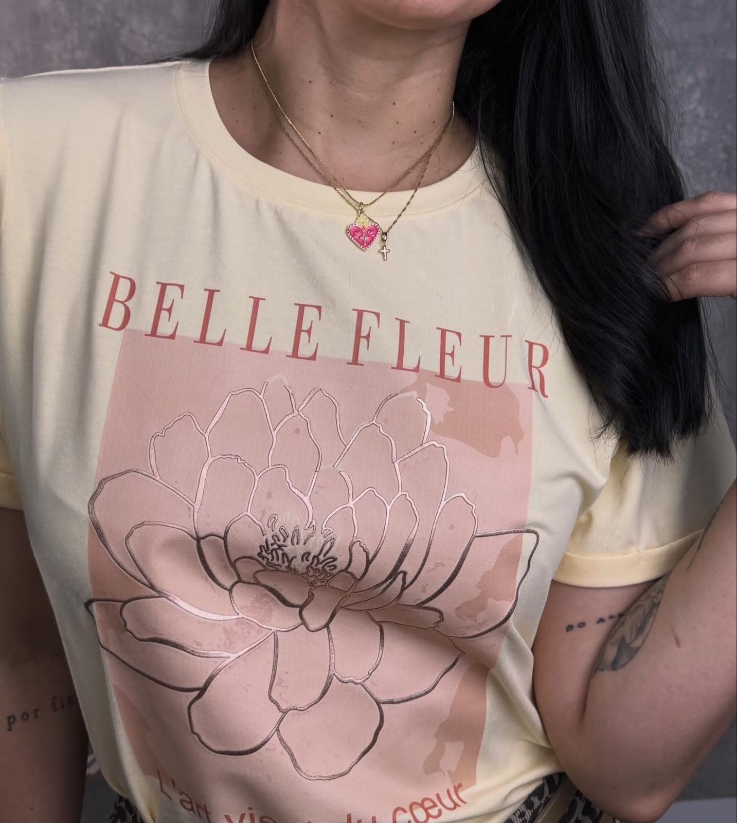 Modelo con camiseta mantequilla Belle Fleur con flor de loto