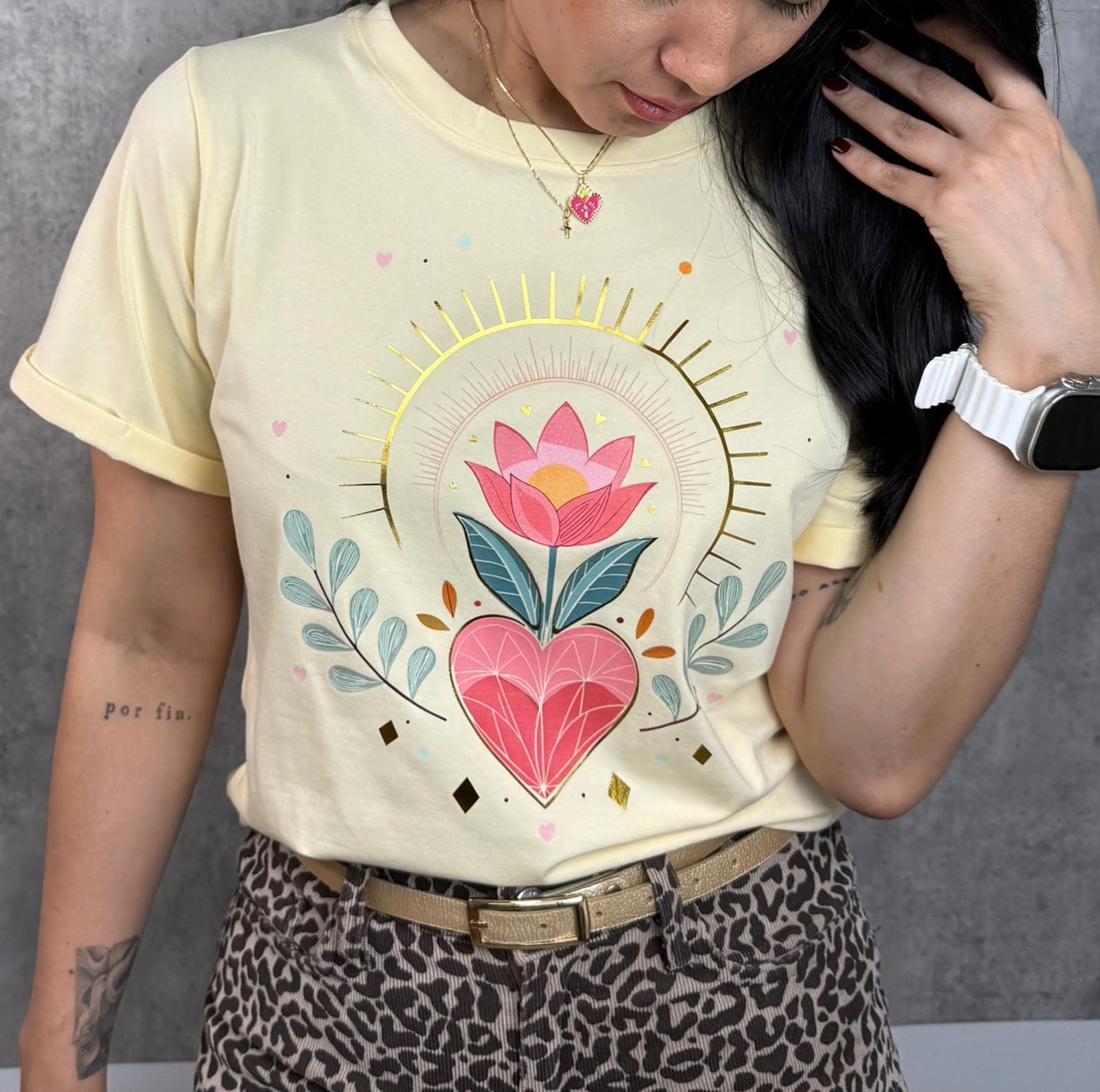 Modelo con camiseta mantequilla con corazón y flor de loto