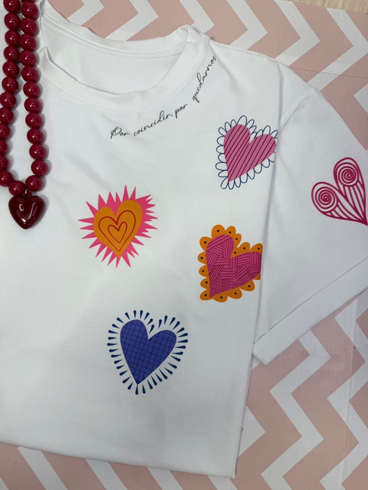 Camiseta blanca con cuatro corazones de colores