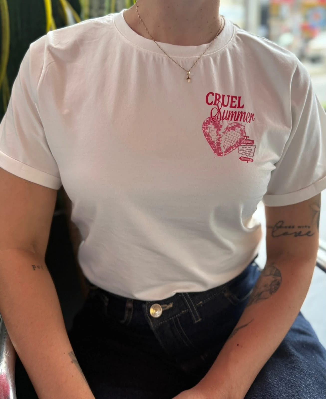 Camiseta blanca Cruel Summer con estampado rosado pequeño en el pecho
