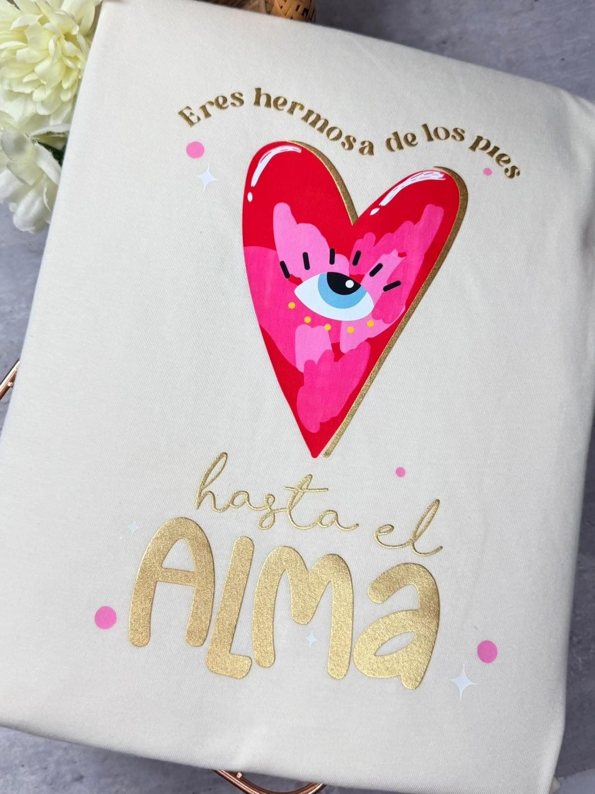 Camiseta crudo con corazón rojo con ojo y la frase Eres hermosa de los pies hasta el alma