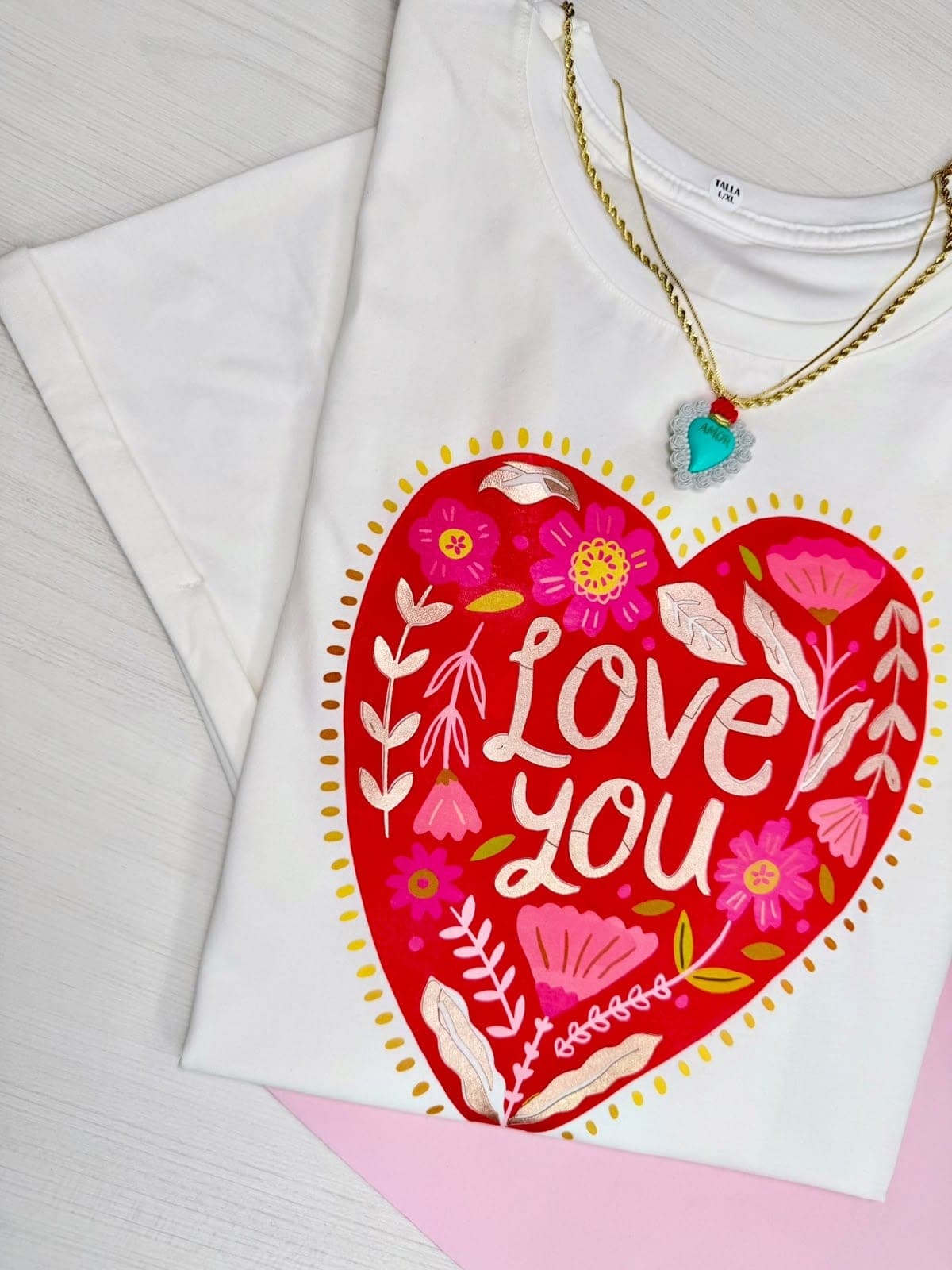 Camiseta blanca con corazón rojo de flores y la frase Love you