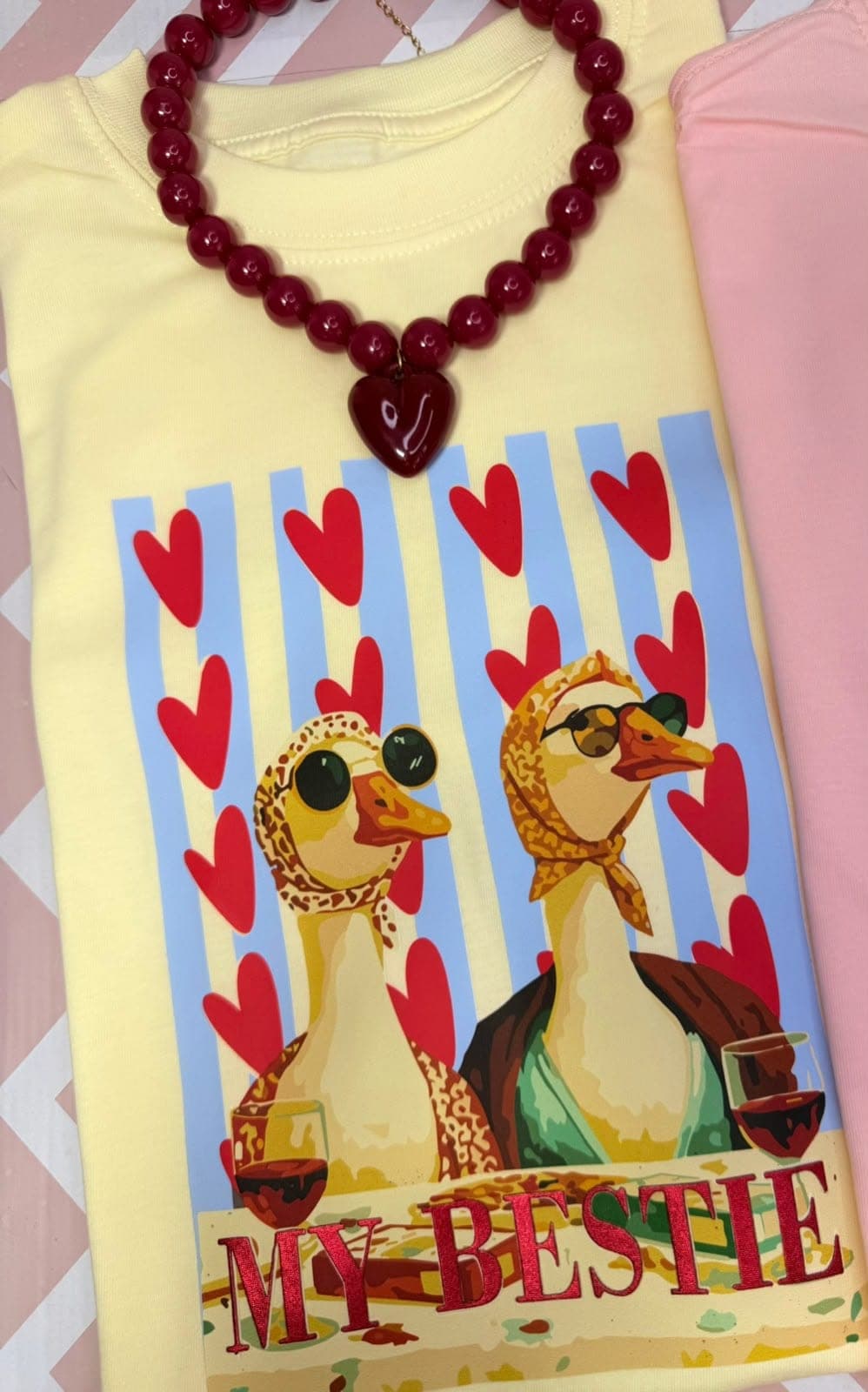 Camiseta mantequilla con dos patas con gafas sobre corazones y la frase My bestie