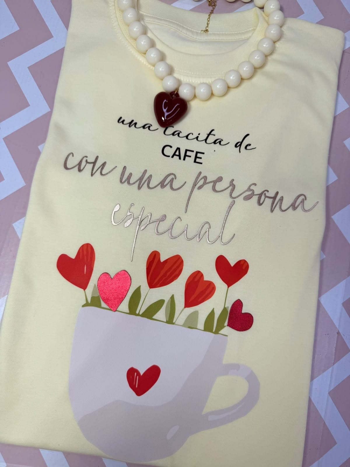 Camiseta mantequilla con taza de flores de corazón y frase