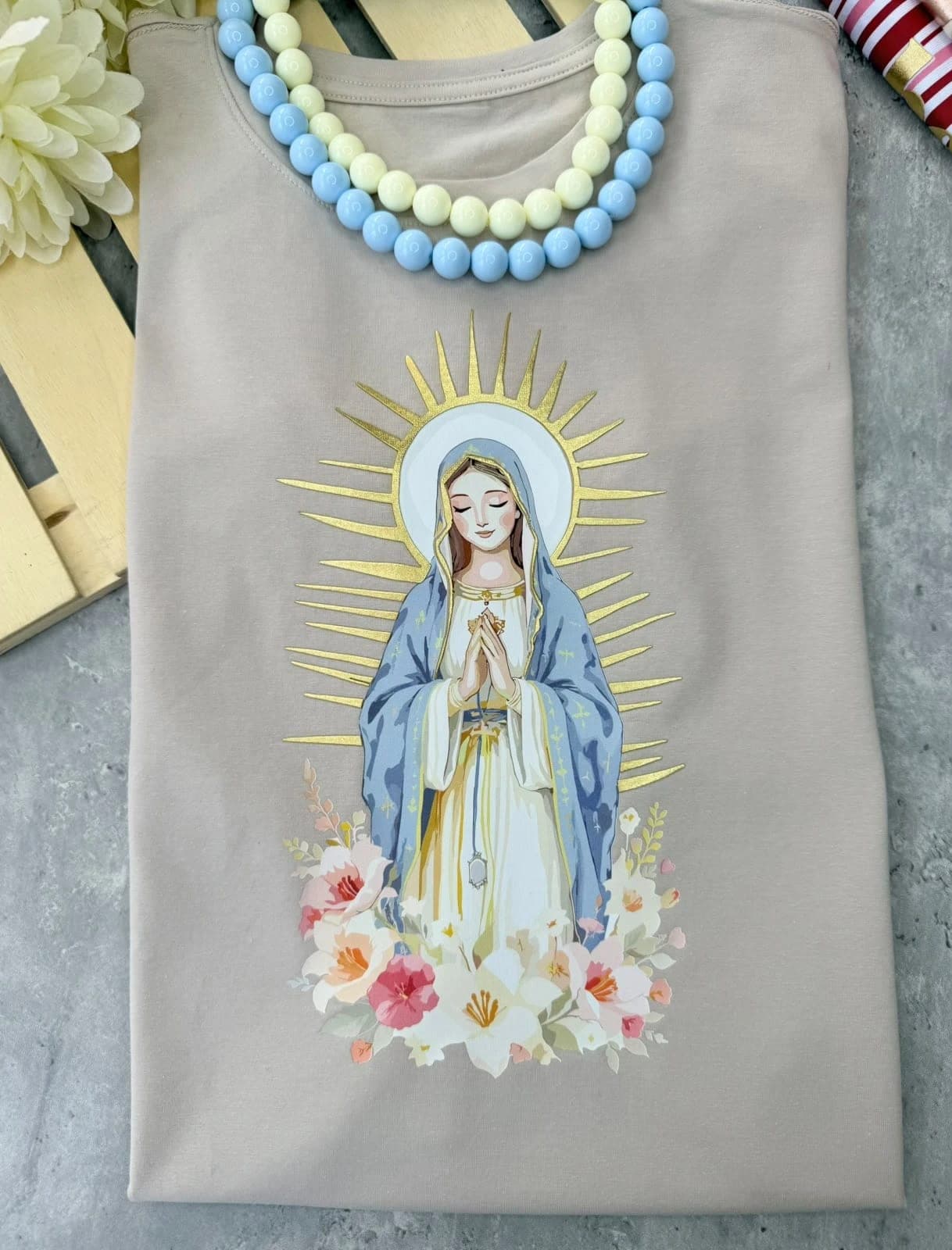 Camiseta beige con la Virgen, rayos dorados y flores
