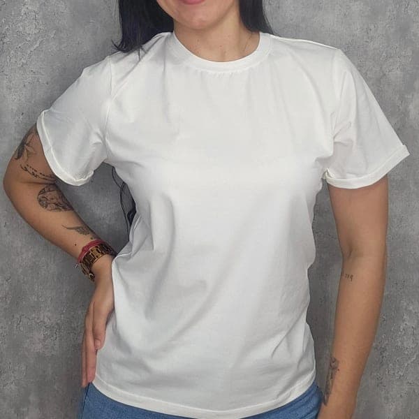 Camiseta blanca en tela fría, silueta amplia
