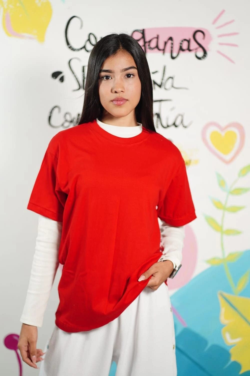 Modelo con camiseta lisa roja Unisex