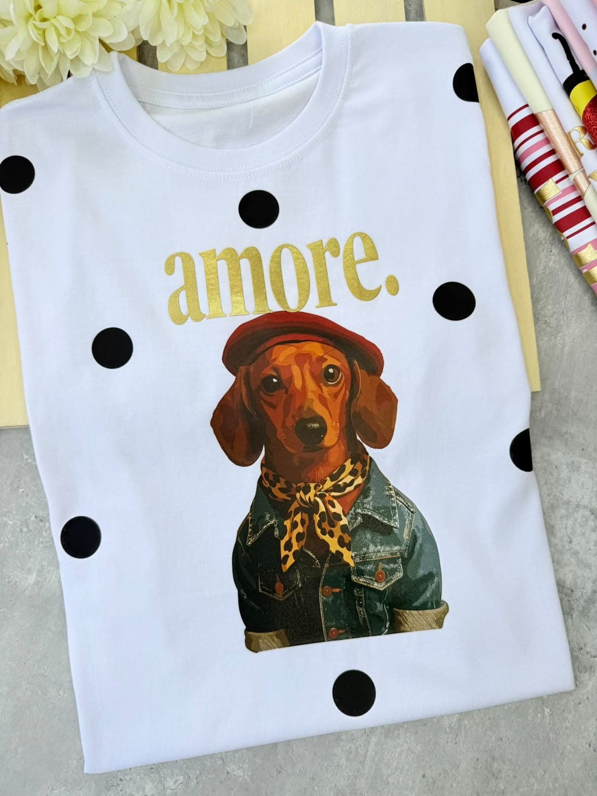Camiseta blanca de lunares con perro salchicha con boina y la palabra amore