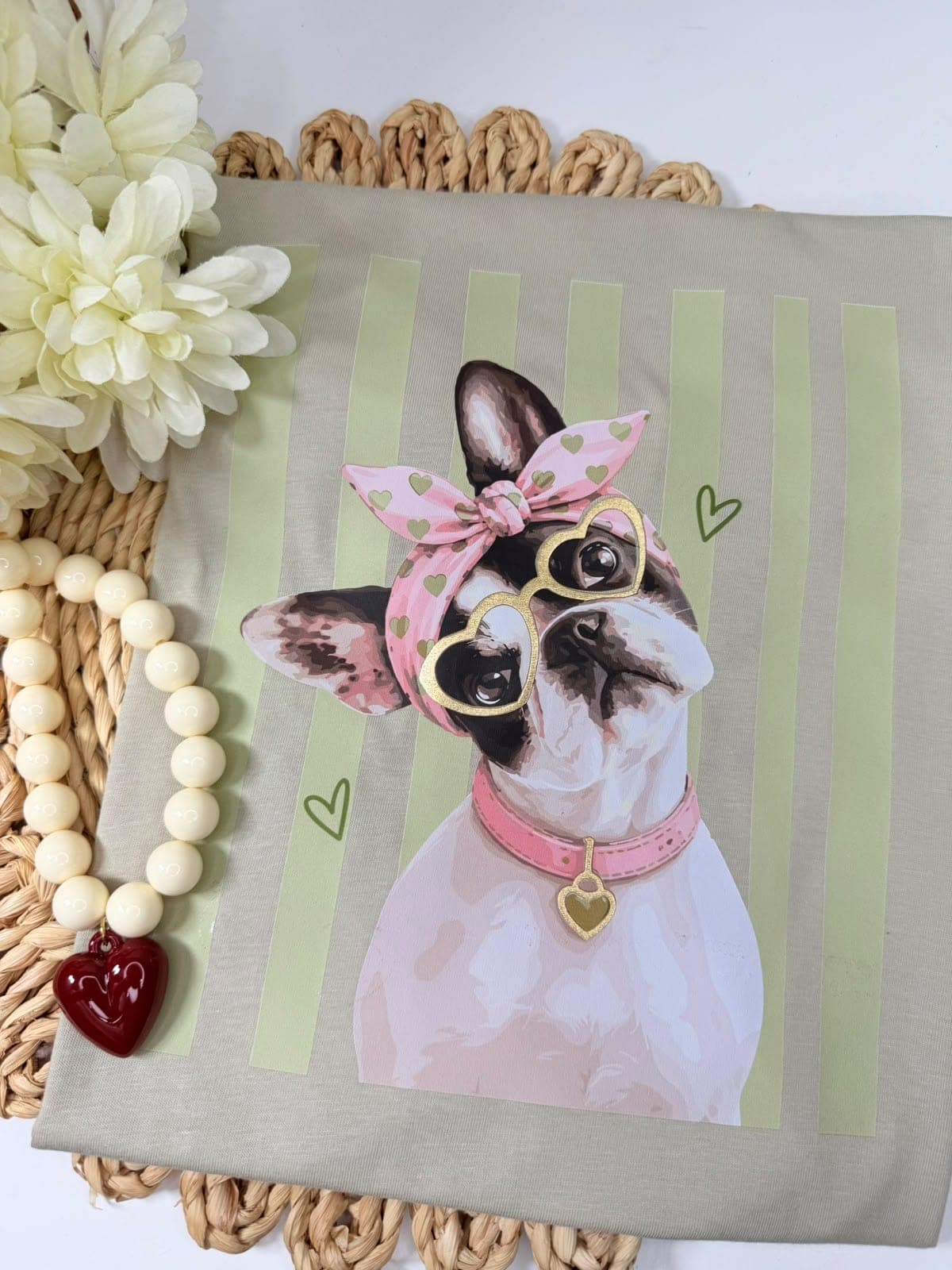 Camiseta con bulldog francés cCamiseta Silueta Tela Algodonon moño rosado y gafas de corazón