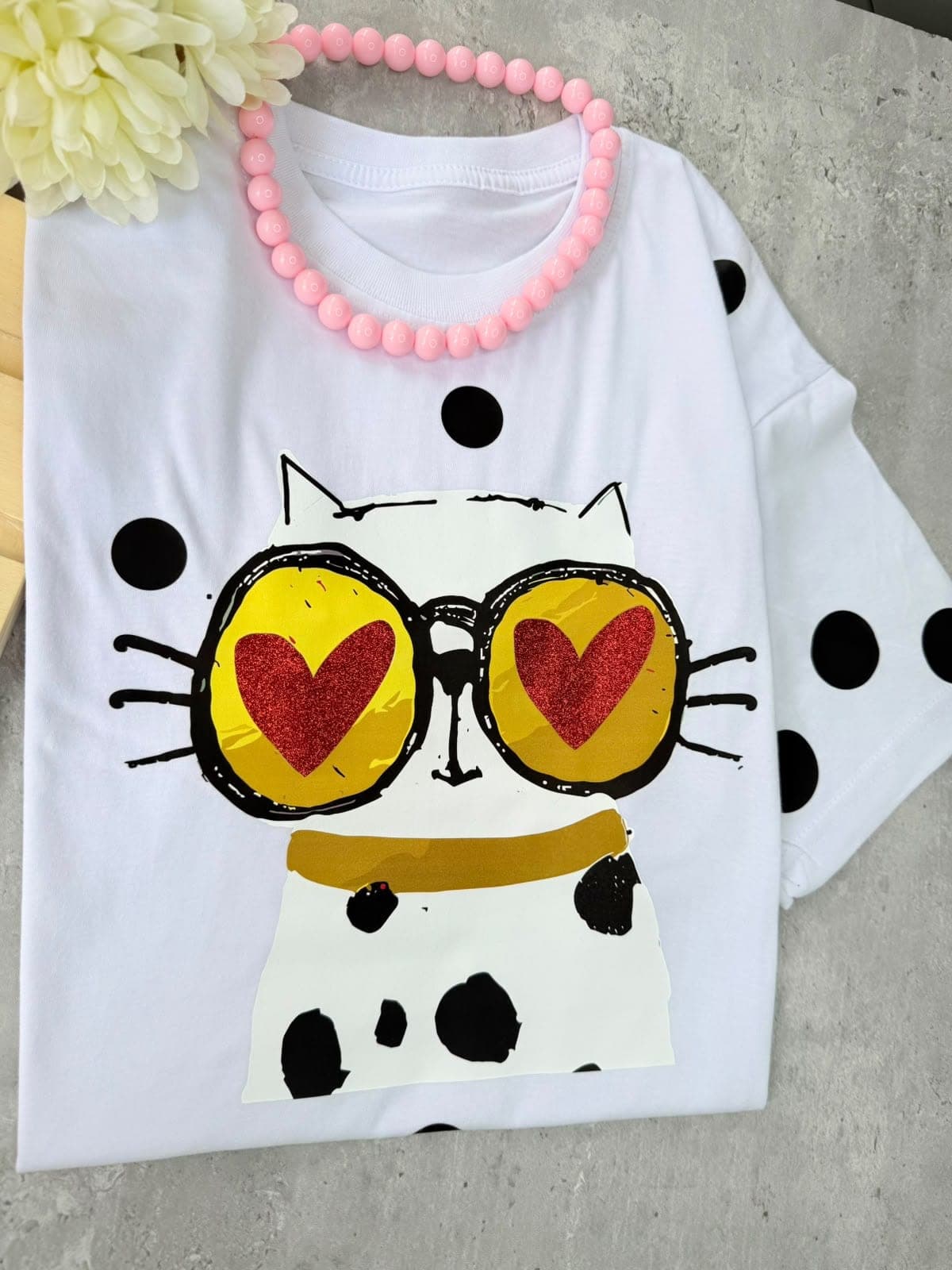 Camiseta blanca de lunares con gato de gafas amarillas de corazón