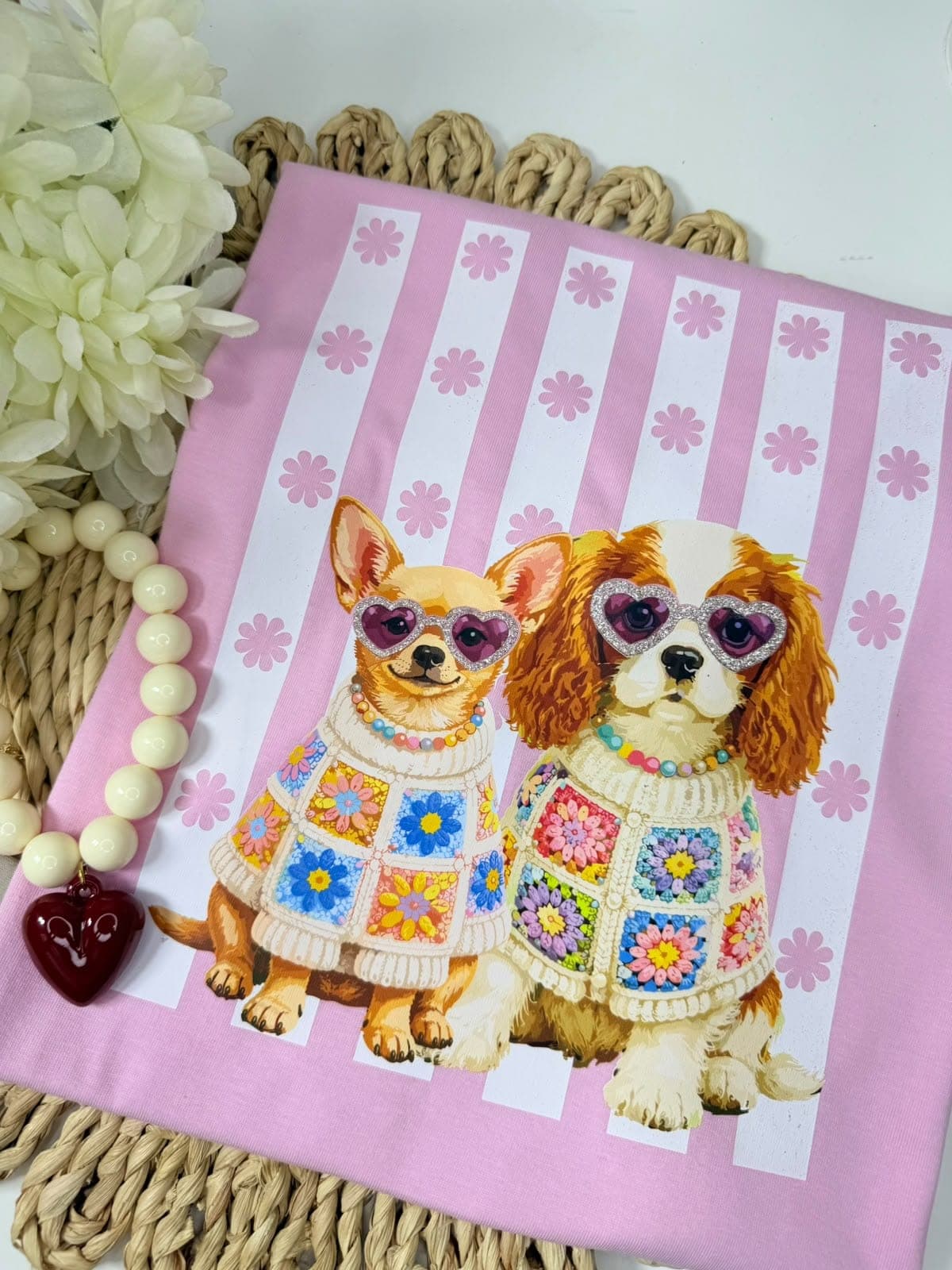Camiseta rosada con dos perritos con suéteres de crochet