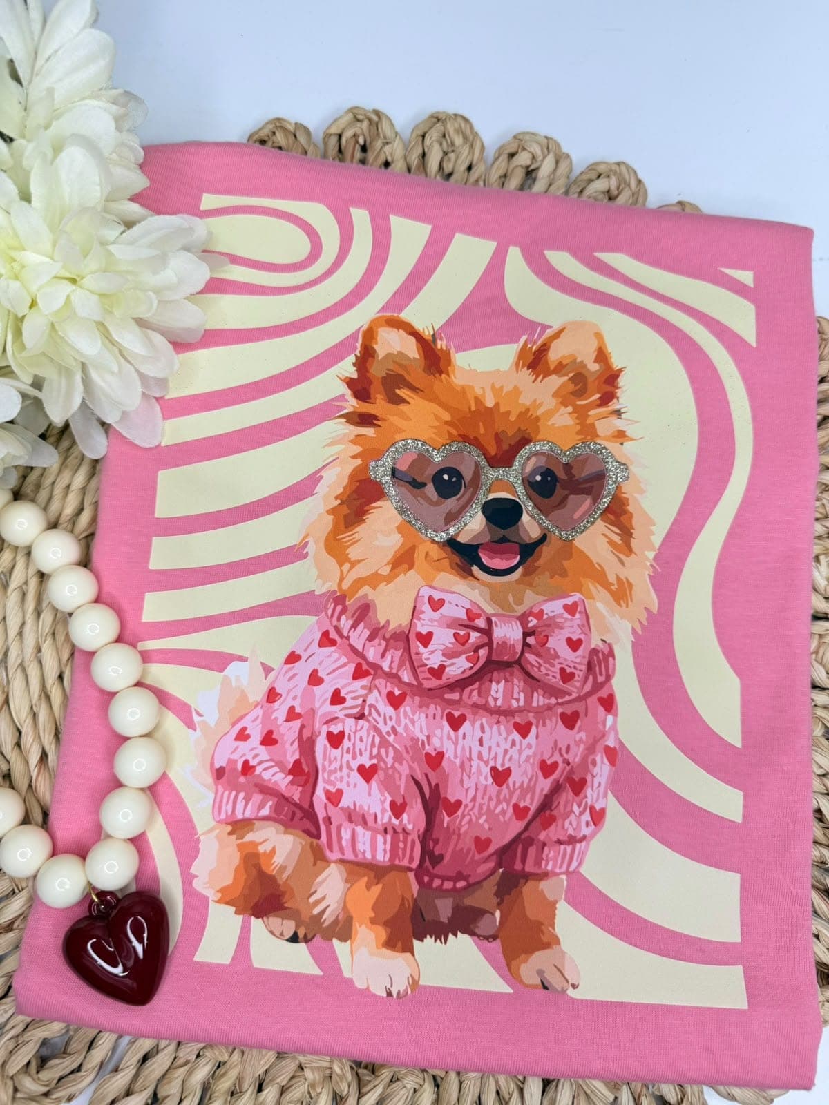 Camiseta rosada con pomerania de suéter de corazones y gafas