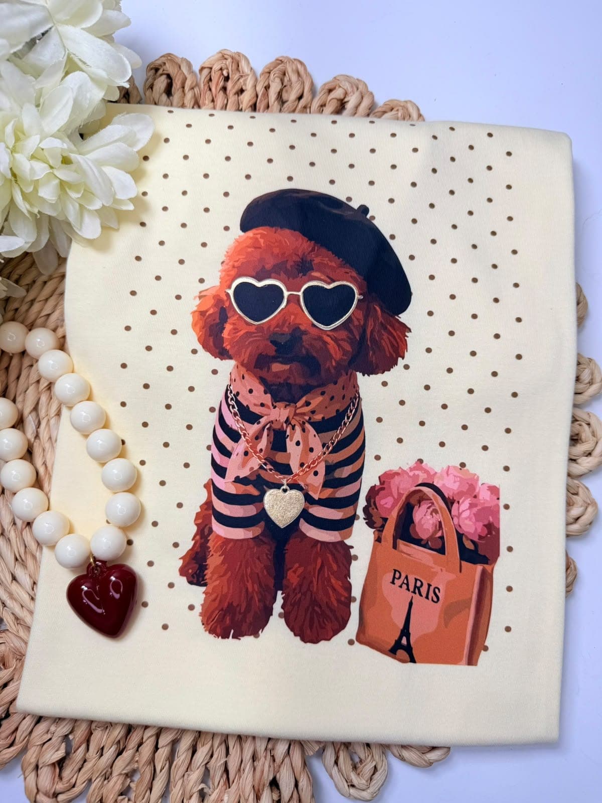 Camiseta crema con poodle con boina, gafas de corazón y bolso de París