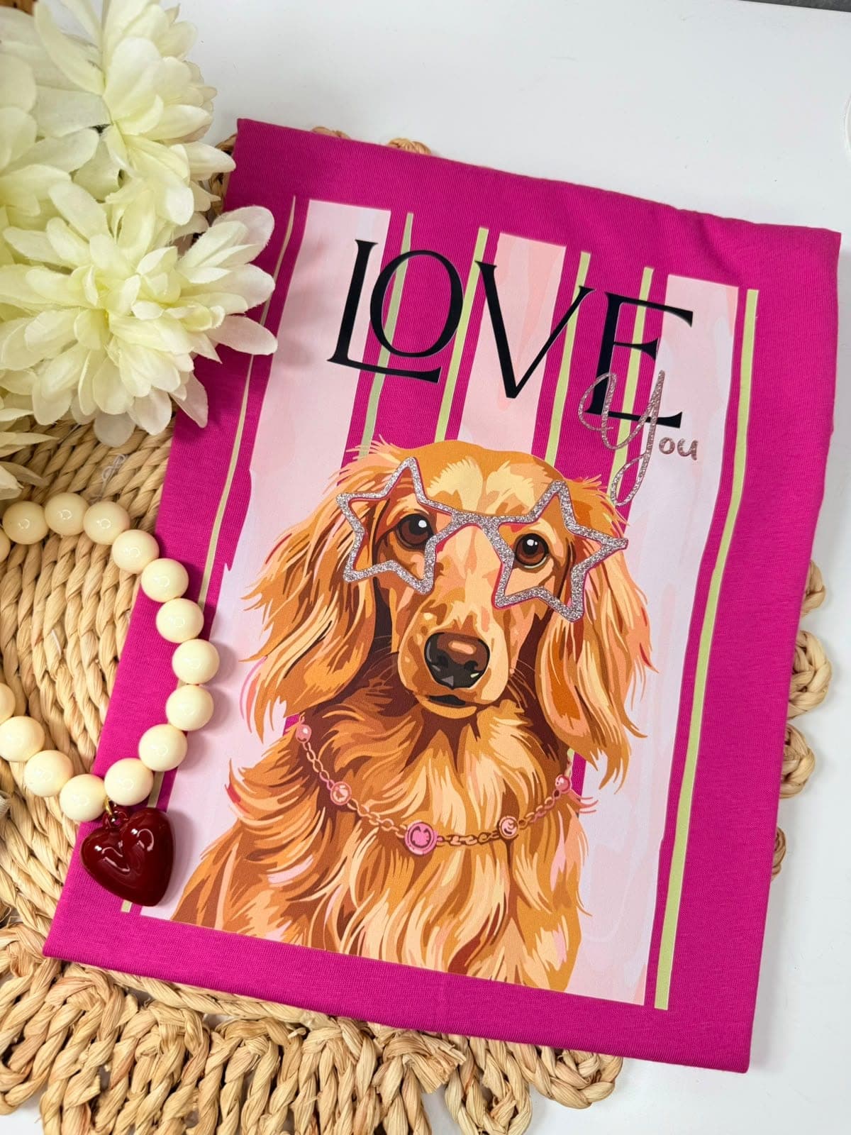 Camiseta fucsia con perro salchicha de pelo largo y la palabra Love