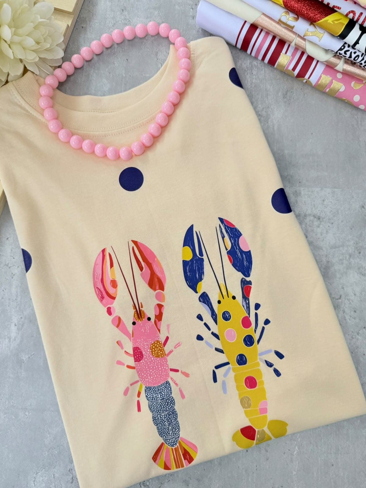 Camiseta mantequilla de lunares con dos langostas