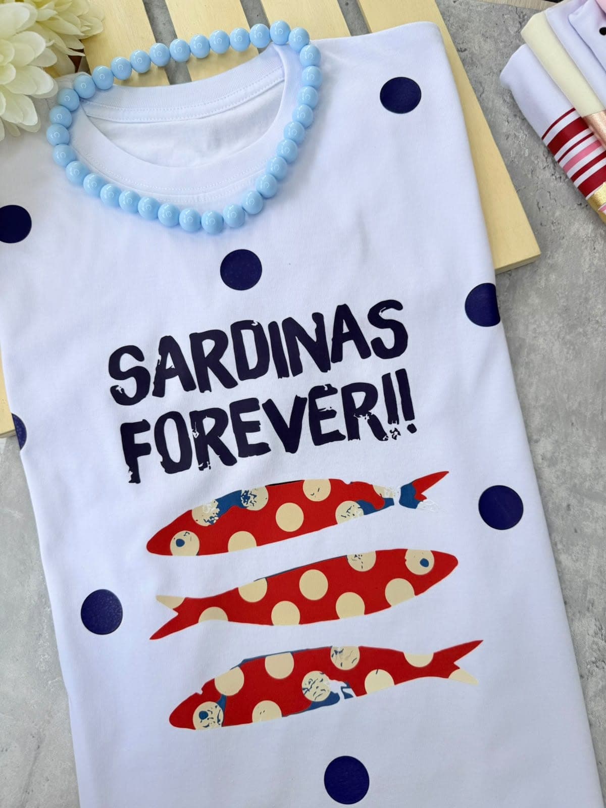 Camiseta blanca de lunares con sardinas y la frase Sardinas forever