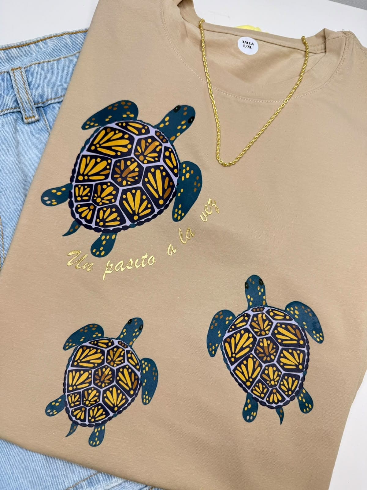 Camiseta caqui con tres tortugas doradas