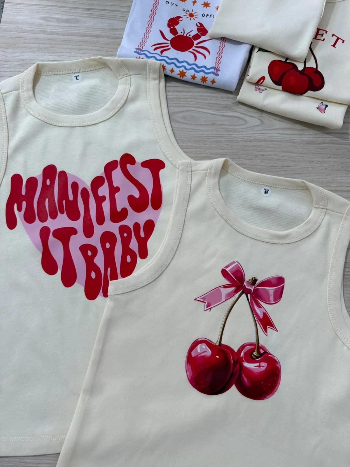 Tank tops crudo Manifest it baby y cerezas con moño