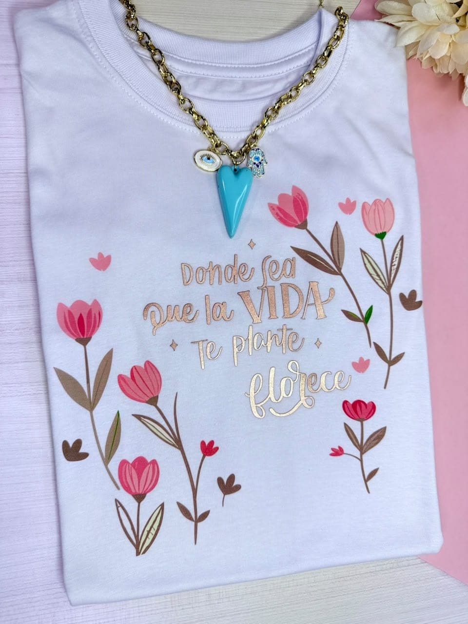 Camiseta blanca en tela fría con tulipanes y la frase Donde sea que la vida te plante, florece