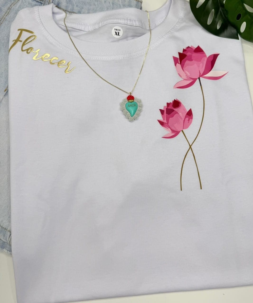 Camiseta blanca en tela fría con flores de loto y la palabra Florecer