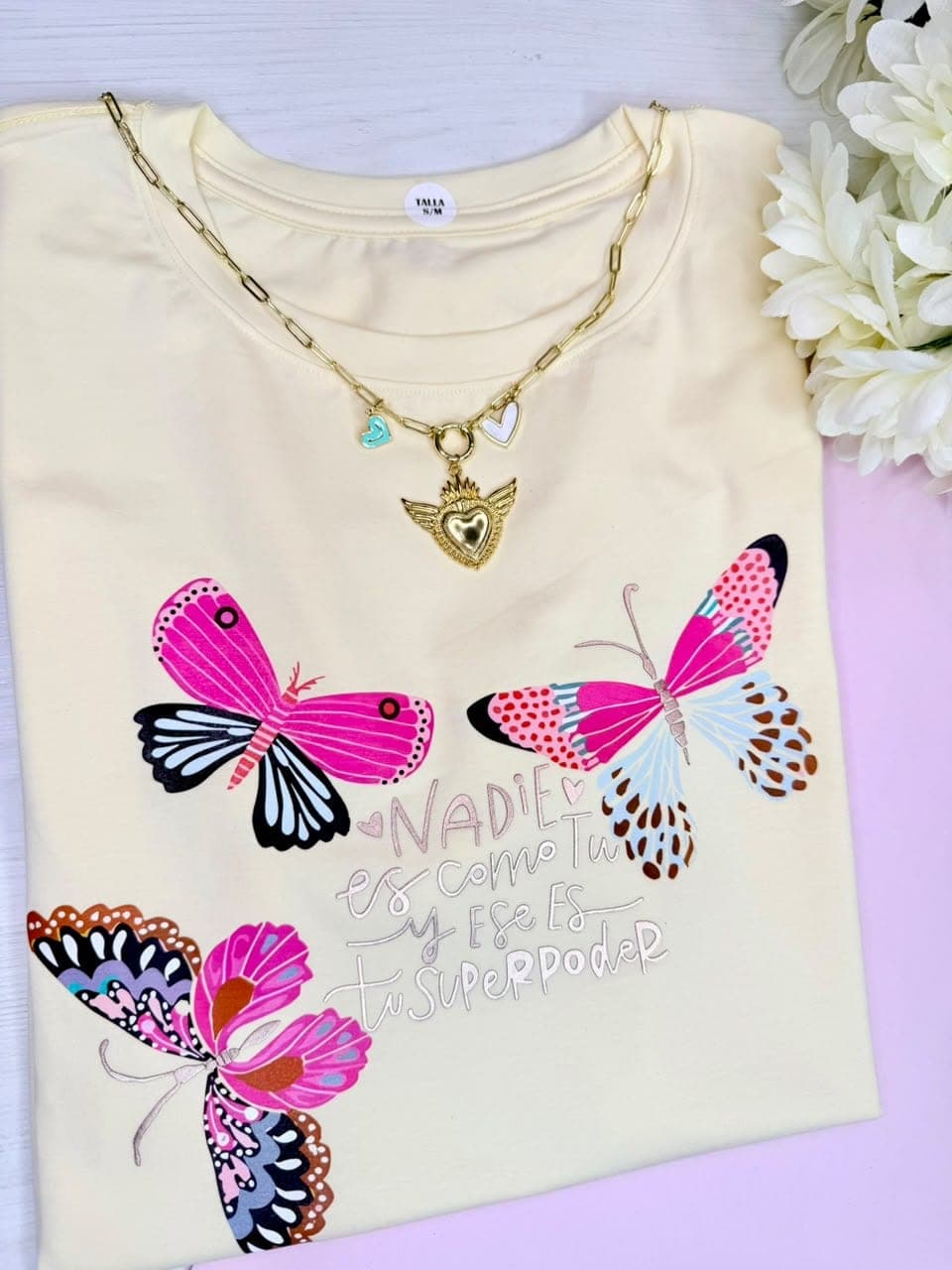 Camiseta mantequilla en tela fría con tres mariposas y la frase Nadie es como tú y ese es tu superpoder