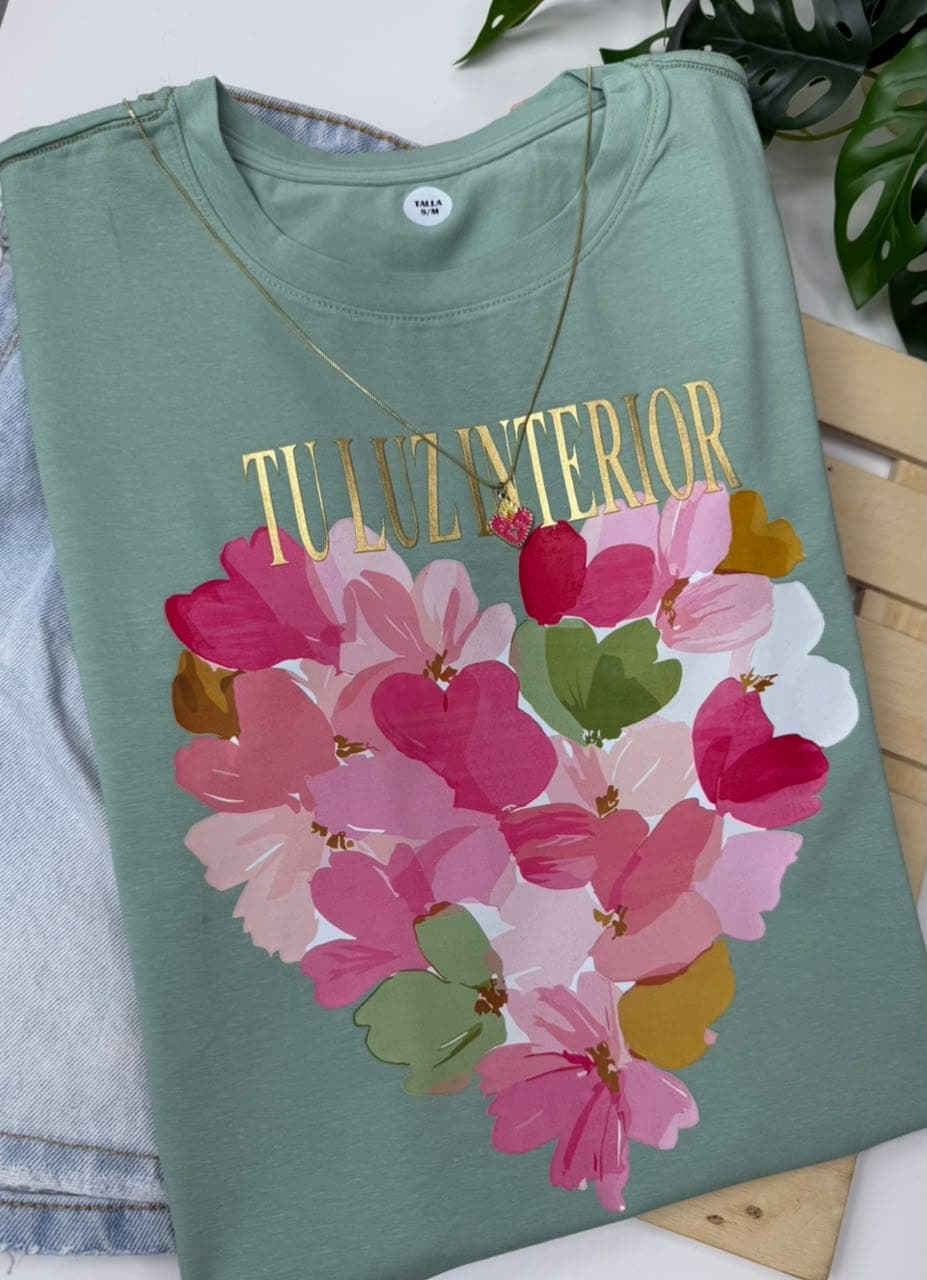 Camiseta verde salvia en tela fría con corazón de flores y la frase Tu luz interior