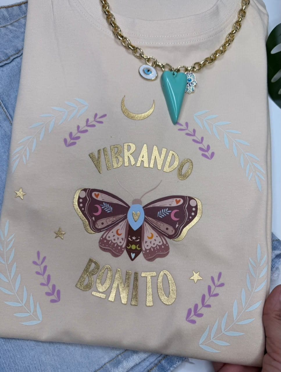 Camiseta caqui en tela fría con mariposa y la frase Vibrando bonito
