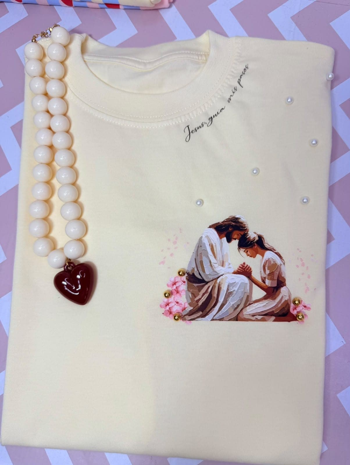 Camiseta crema con perlas, Jesús abrazando y la frase Jesús, guía mis pasos