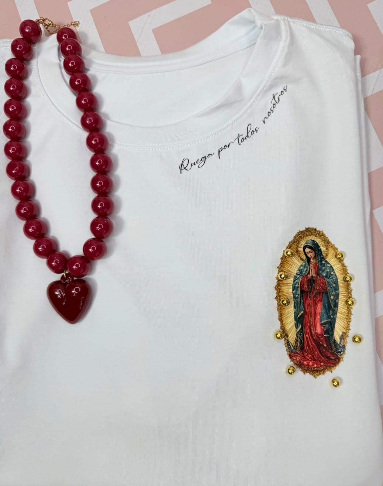 Camiseta blanca con Virgen de Guadalupe pequeña y la frase Ruega por todos nosotros