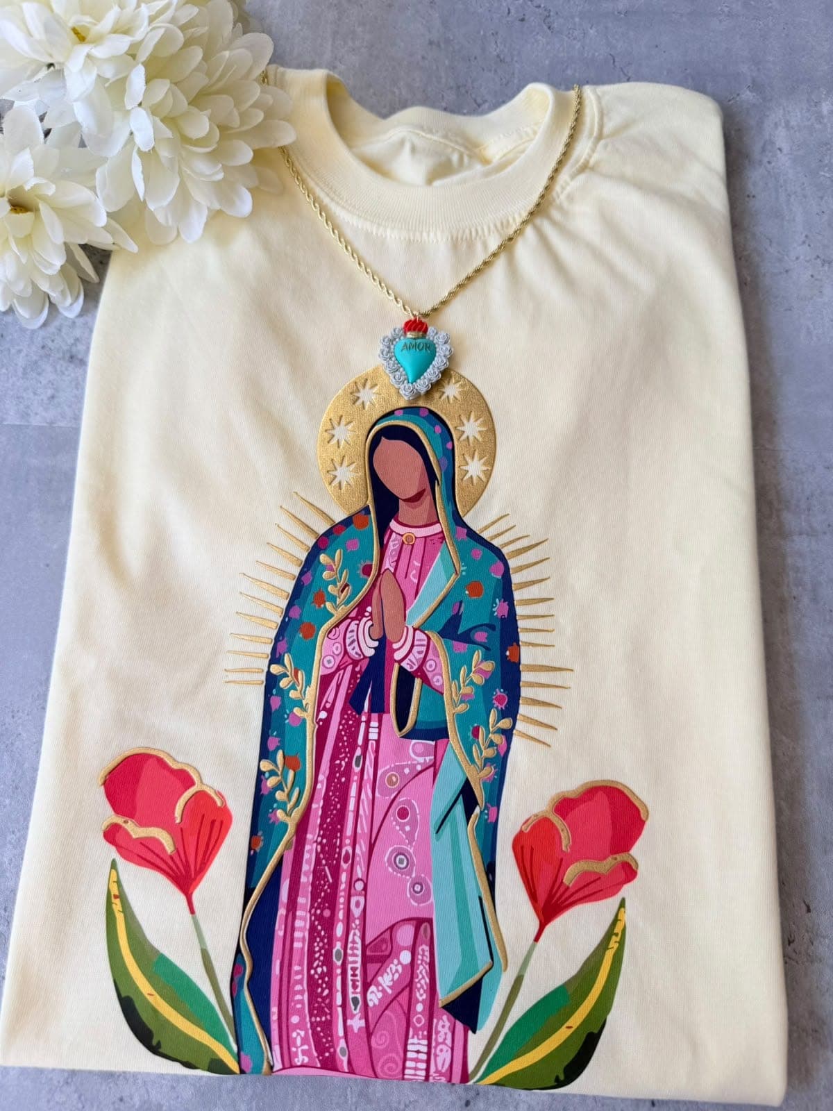 Camiseta mantequilla con la Virgen de Guadalupe y flores rojas